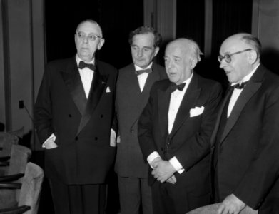 Huldiging van mr. Francois Pauwels t.g.v. 70ste verjaardag, v.l.n.r. Victor van , Bestanddeelnr 909-9308