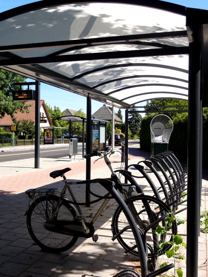 Huissen-Zand (Lingewaard) bushalte Nieuwdiep met fietsenstalling en blikvanger