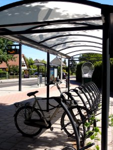 Huissen-Zand (Lingewaard) bushalte Nieuwdiep met fietsenstalling en blikvanger