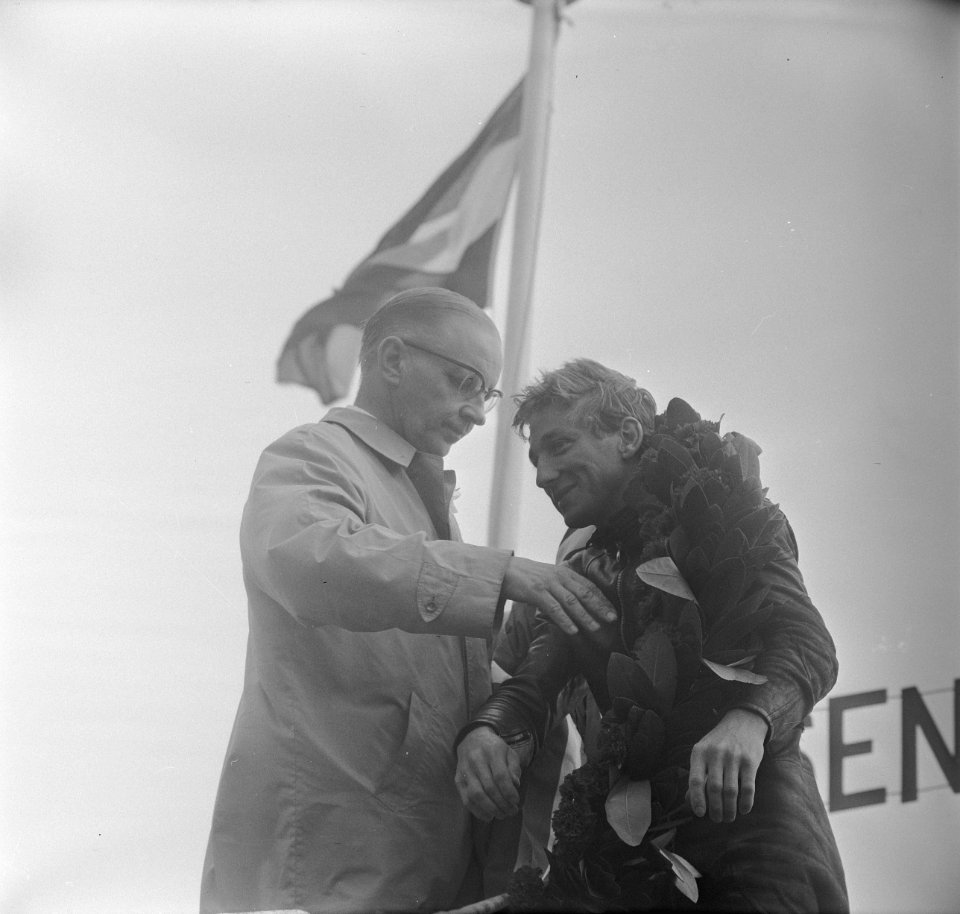Huldiging van Bill Ivy, winnaar 125cc klasse, Bestanddeelnr 919-2879