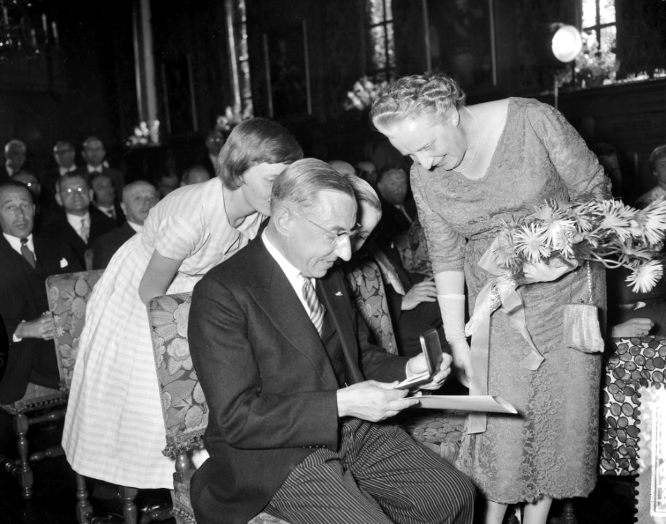 Huldiging van Professor dr. J. E. de Quay t.g.v. 12,5 jarig jubileum als Commiss, Bestanddeelnr 910-4244