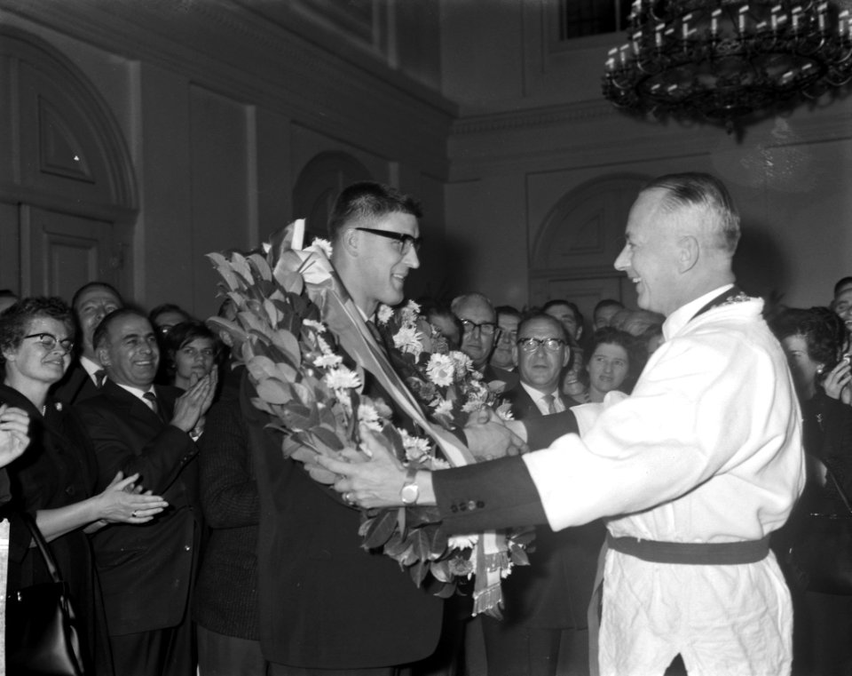 Huldiging van Anton Geesink op stadhuis van Utrecht Anton Geesink en burgemeest, Bestanddeelnr 913-2531