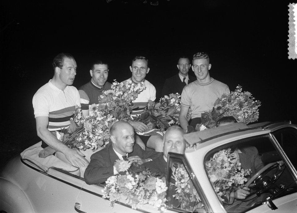Huldiging te Amsterdam van wielrenners, vlnr Harris, Bekker, Pronk en Plantaz, Bestanddeelnr 904-7520