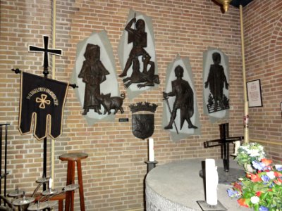 Huissen (Lingewaard) RK kerk, gildekapel met reliefs