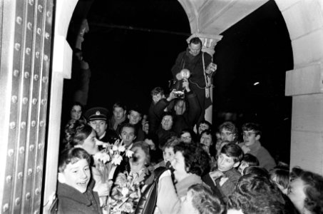 Huldiging Stien Kaiser te Delft, Burgemeester Van Ravesloot en Stien Kaiser op s, Bestanddeelnr 920-0981
