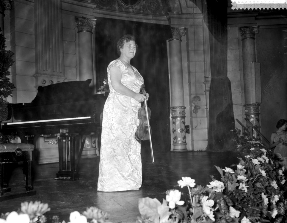 Huldiging van Louise Van Wijngaarden tgv het feit da zij 40 jaar als violiste, Bestanddeelnr 909-9179