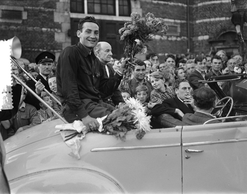 Huldiging Van Breenen op Nieuwe Markt door Amsterdammers, Bestanddeelnr 905-8699