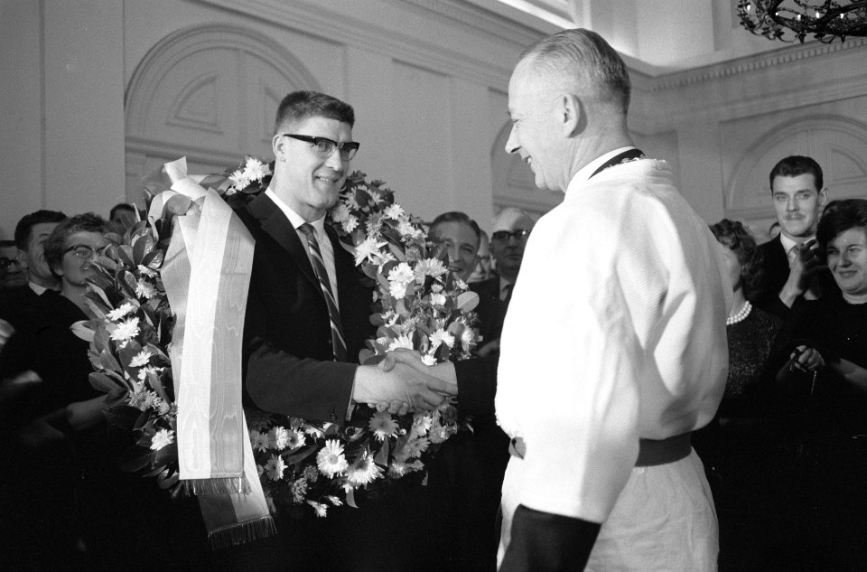 Huldiging van Anton Geesink op stadhuis van Utrecht Anton Geesink en burgemeest, Bestanddeelnr 913-2536