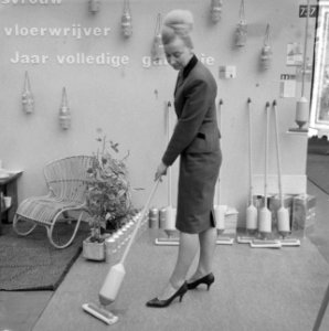 Huishoudbeurs in RAI Amsterdam geopend Gawax vloerwrijver, Bestanddeelnr 913-7323