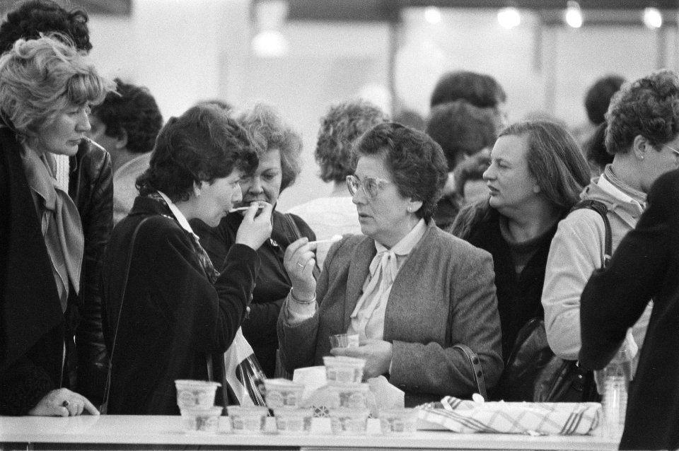 Huishoudbeurs'84 in RAI Amsterdam vrouwen in de weer met gratis kopjes ...., Bestanddeelnr 932-9262
