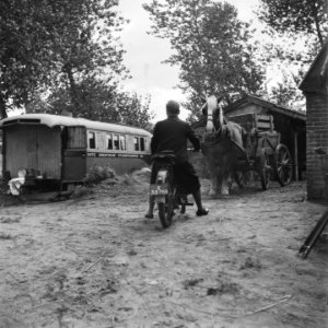 Huisarts W. Vasbinder op huisbezoek op een motorfiets. Voor hem een paard met wa, Bestanddeelnr 900-7375
