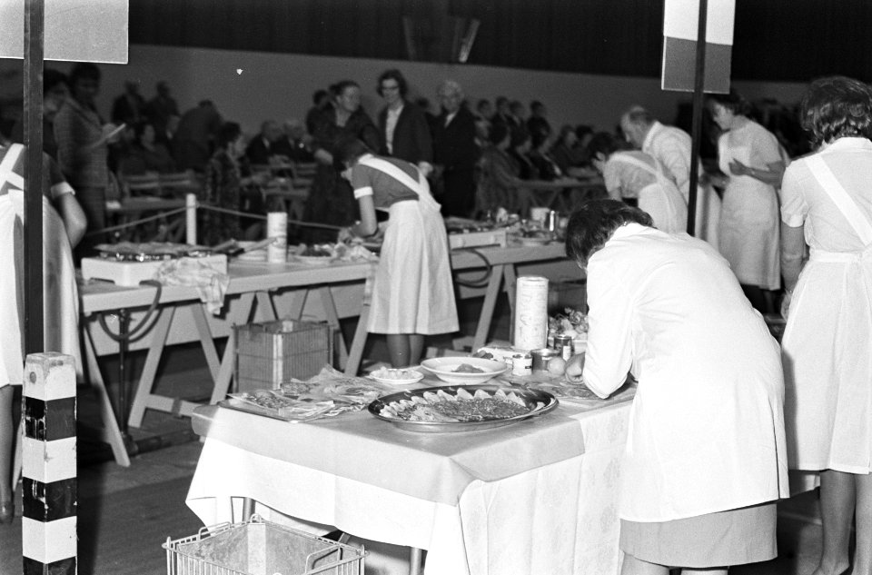Huishoudscholendag in Margriethal te Utrecht, de chef-kok van Krasnapolsky bekij, Bestanddeelnr 917-1177