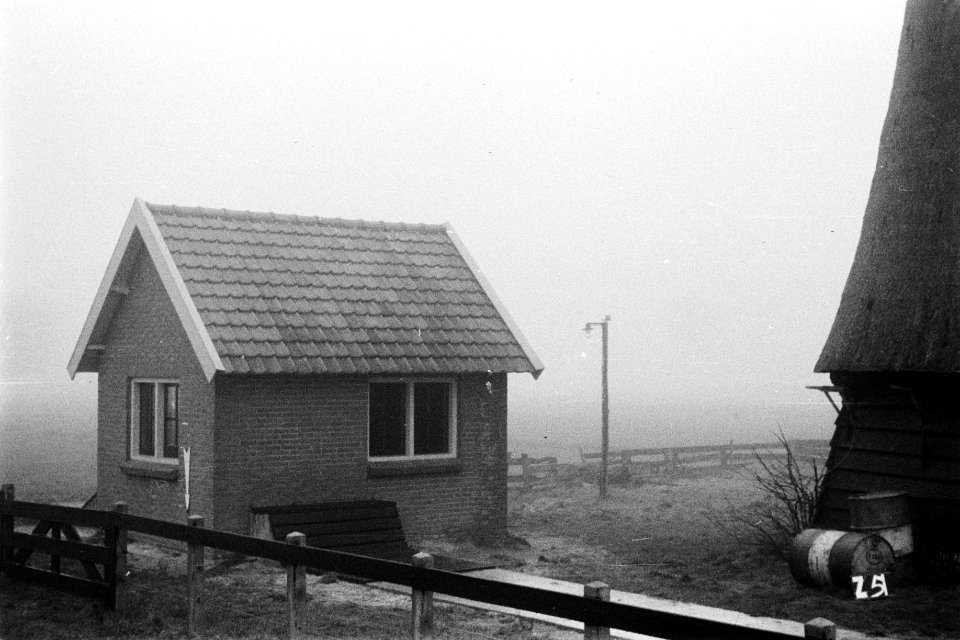 Huisje bij een molen te Zijpe (ruilverkaveling Zijpe- en Hazepolder), Bestanddeelnr 170-1588