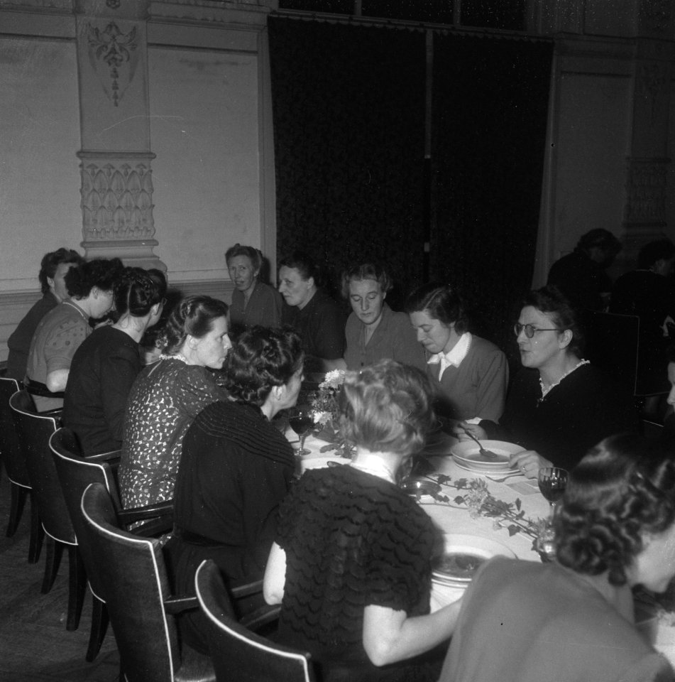 Huishoudschool Arnhem, Rijnkade 36. Viering 75 Jarig bestaan, Bestanddeelnr 903-0817