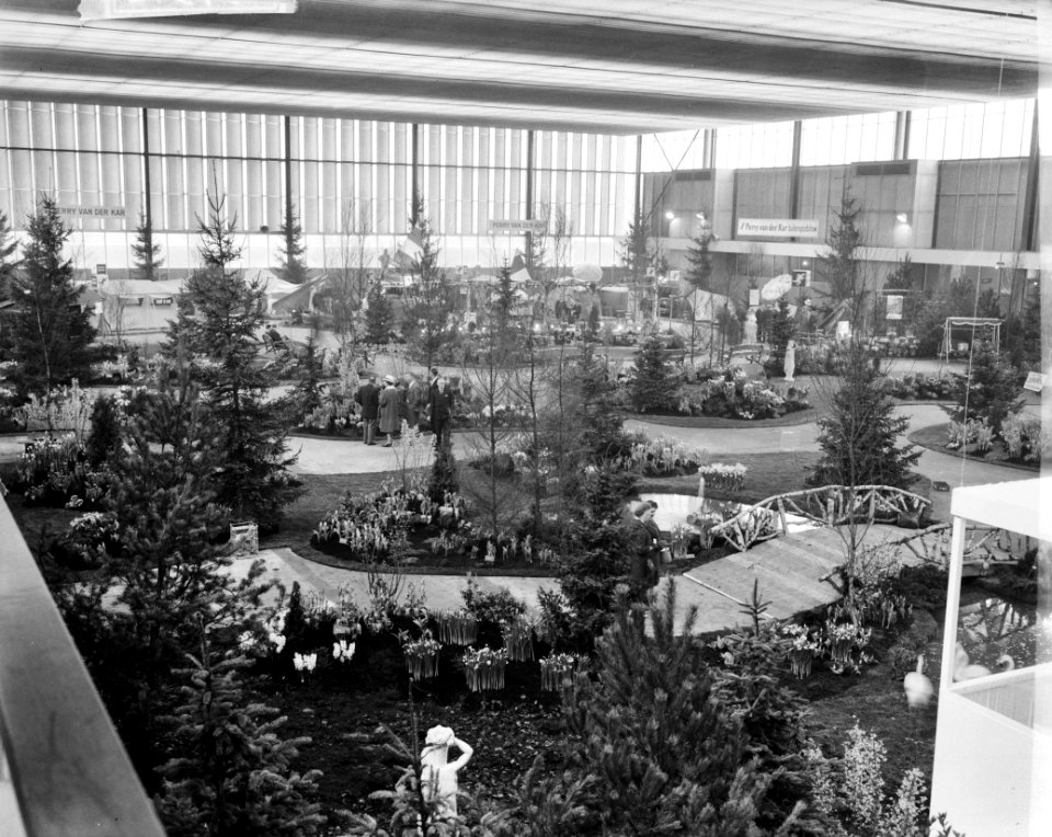 Huishoudbeurs in RAI Amsterdam geopend groot park aangelegd door Perry van de Ka, Bestanddeelnr 913-7318