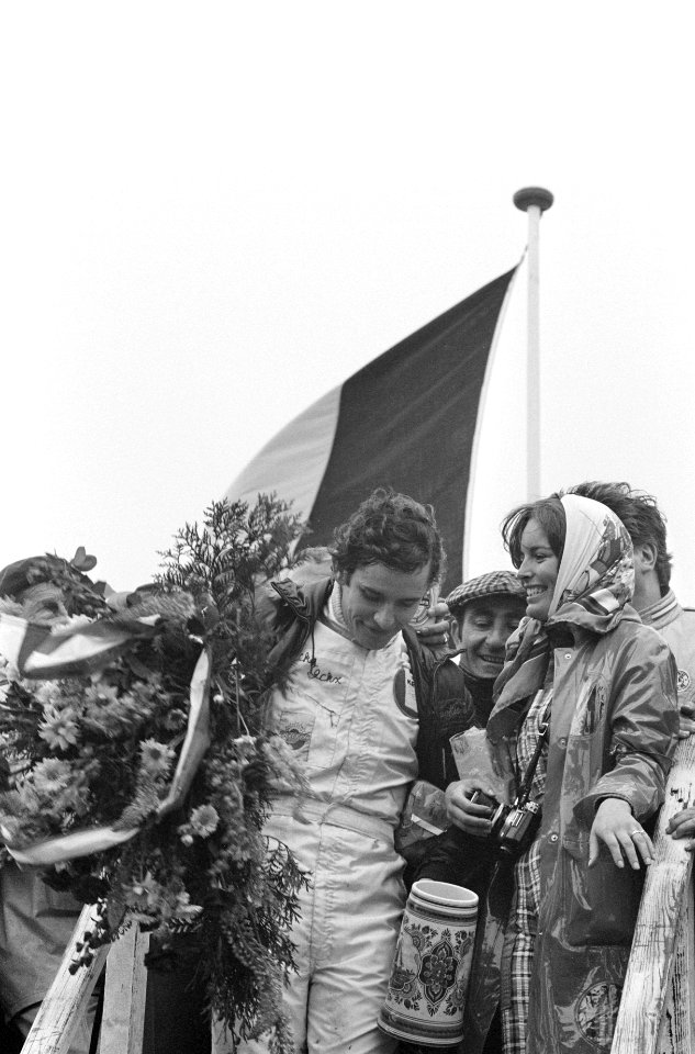 Huldiging van Jacky Ickx, rechts zijn echtgenote Catherine Blaton, Bestanddeelnr 924-6669
