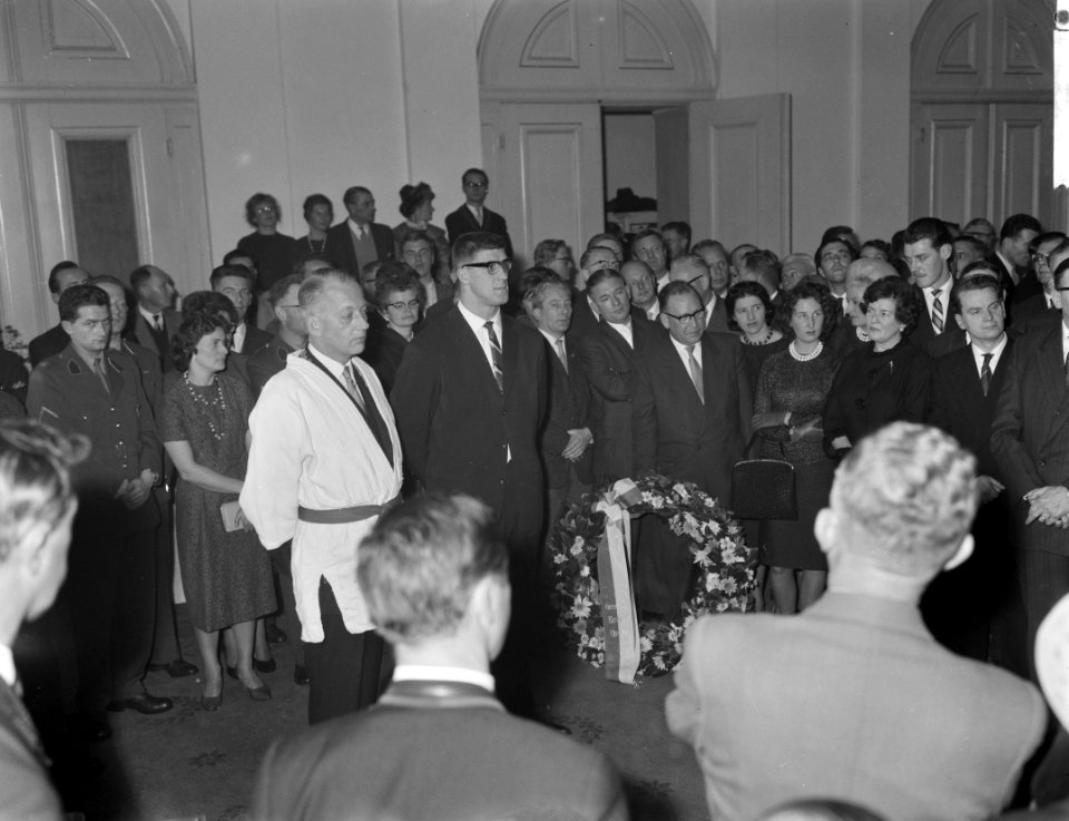 Huldiging van Anton Geesink op stadhuis van Utrecht Anton Geesink en burgemeest, Bestanddeelnr 913-2527