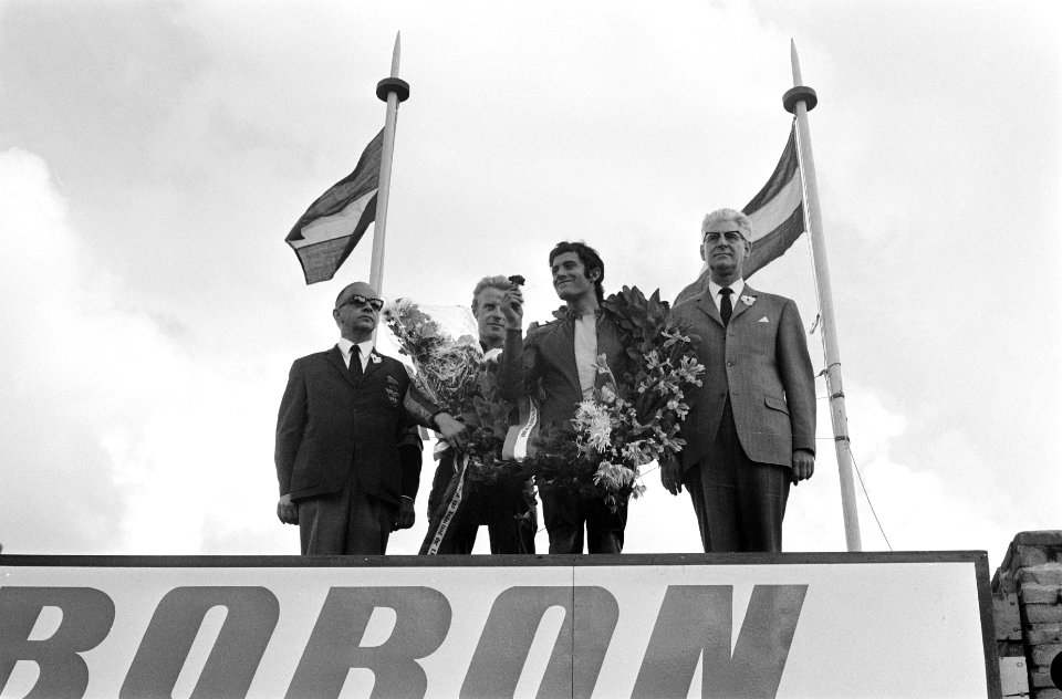 Huldiging van Agostini, de winnaar van de 350cc en Jan Kostwinder, de beste Nede, Bestanddeelnr 922-5819