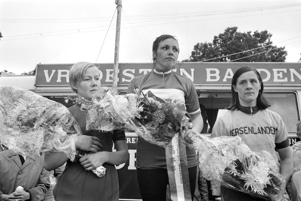 Huldiging van de winnaars bij de vrouwen, v.l.n.r. Hennie Hondeveld, Keetie Hage, Bestanddeelnr 924-6648