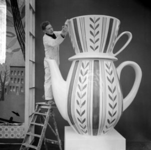 Huishoudbeurs in RAI, levensgrote koffiepot op een der stands, Bestanddeelnr 917-5977