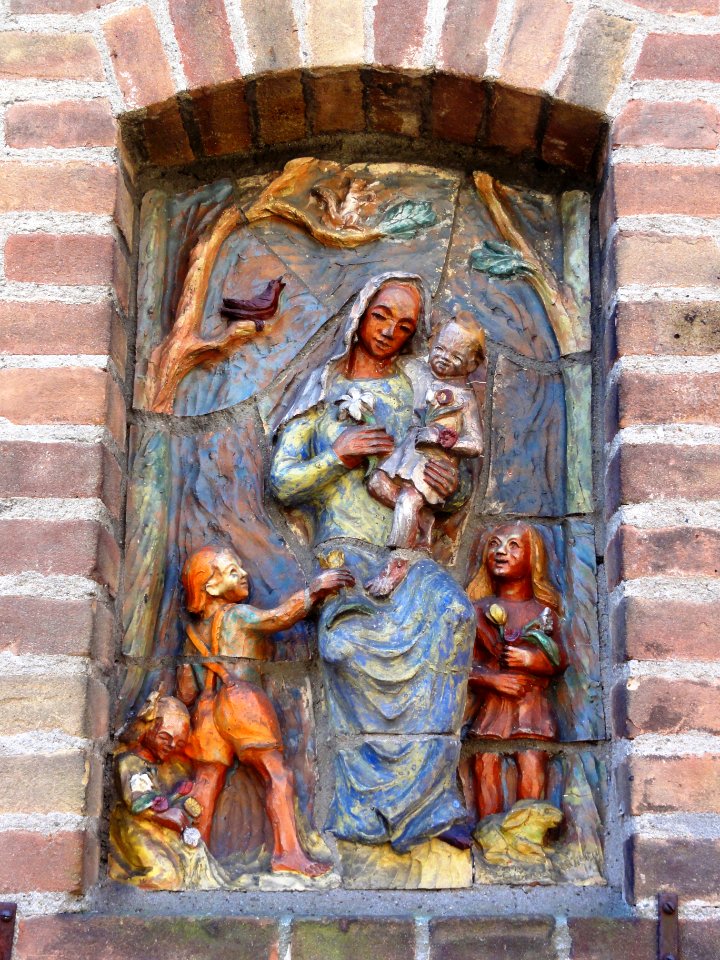 Huissen (Lingewaard) gevelsculptuur op voorm. pastorie