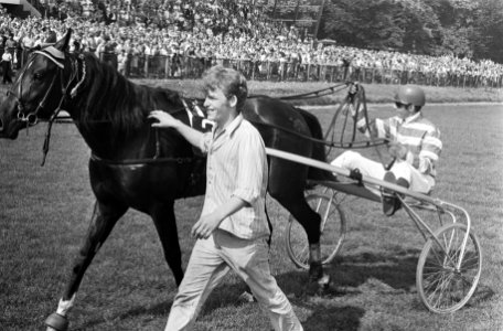 Huldiging van Jan Wagenaar jr. met zijn paard Henri Buitenzorg, Bestanddeelnr 922-6798
