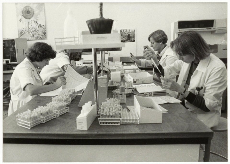 Huisartsenlaboratorium waar bloed- urine- en faecesonderzoek wordt verricht. Nieuwe Gracht 39, NL-HlmNHA 54011494