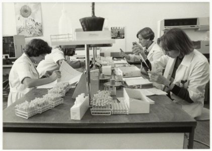 Huisartsenlaboratorium waar bloed- urine- en faecesonderzoek wordt verricht. Nieuwe Gracht 39, NL-HlmNHA 54011494