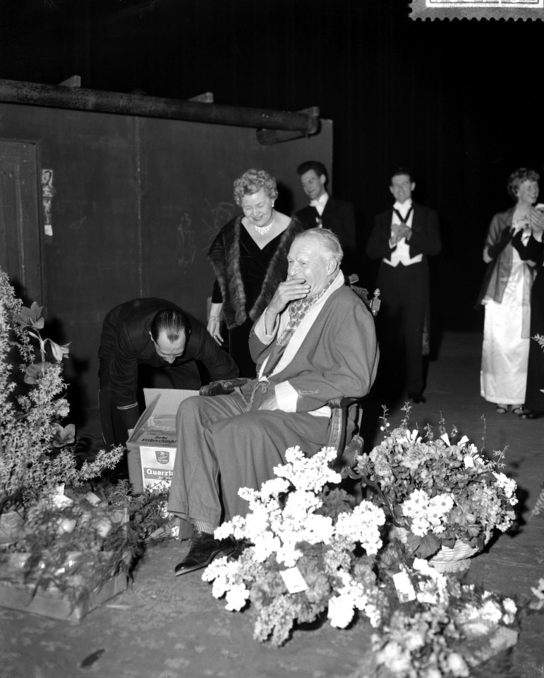 Huldiging van Jan Lemaire i.v.m. 50 jarig toneeljubileum in Rotterdam, aanbieden, Bestanddeelnr 910-2146