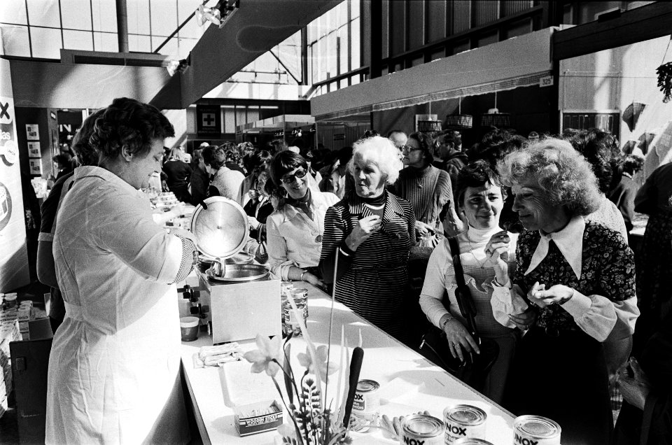 Huishoudbeurs in RAI Amsterdam vrouwen in de RAI, Bestanddeelnr 929-6617