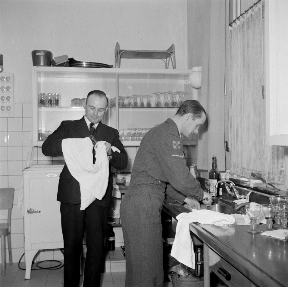 Huishoudelijk personeel wast de glazen, Bestanddeelnr 255-7784