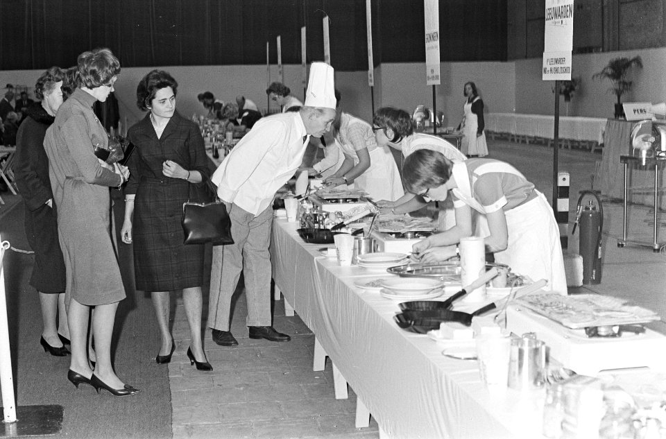 Huishoudscholendag in Margriethal te Utrecht, de chef-kok van Krasnapolsky bekij, Bestanddeelnr 917-1176