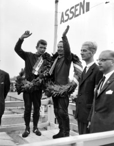 Huldiging winnaars zijspanklasse Hilmar Cecco (links, bakkenist) en Florian Cam, Bestanddeelnr 910-4759