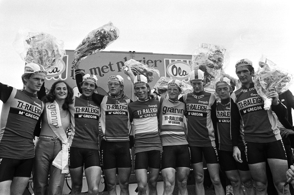 Huldiging vn de TI- Raleigh ploeg van links (half zichtbaar) Leo van Vliet, Ro…, Bestanddeelnr 930-4022