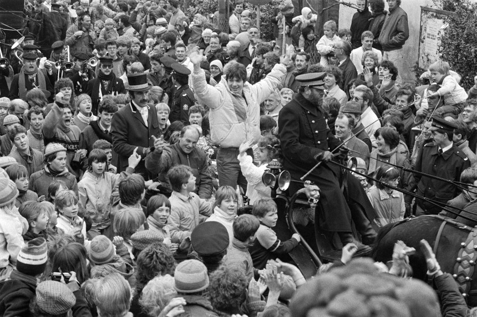 Huldiging wereldkampioen Hein Vergeer in zijn woonplaats Haastrecht in arreslee, Bestanddeelnr 933-2685