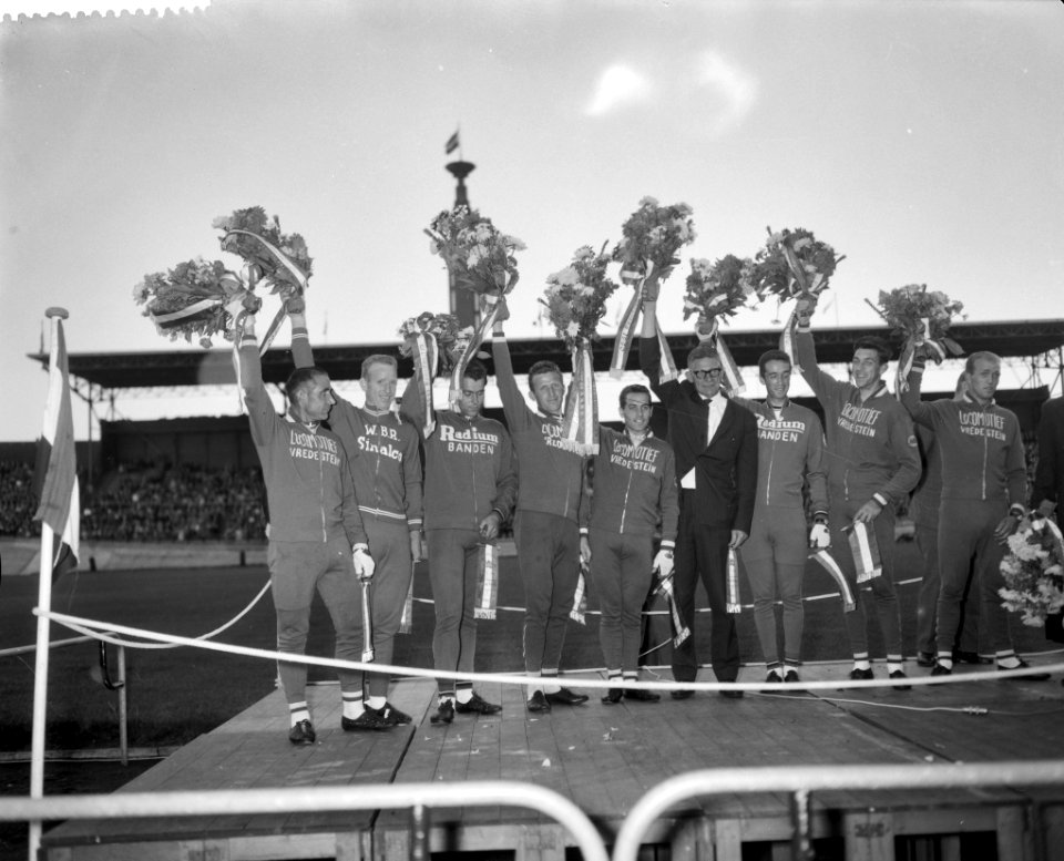 Huldiging Tour de France renners in Olympische Stadion, Bestanddeelnr 911-4346