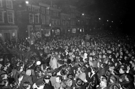 Huldiging Stien Kaiser te Delft, Burgemeester Van Ravesloot en Stien Kaiser op s, Bestanddeelnr 920-0982