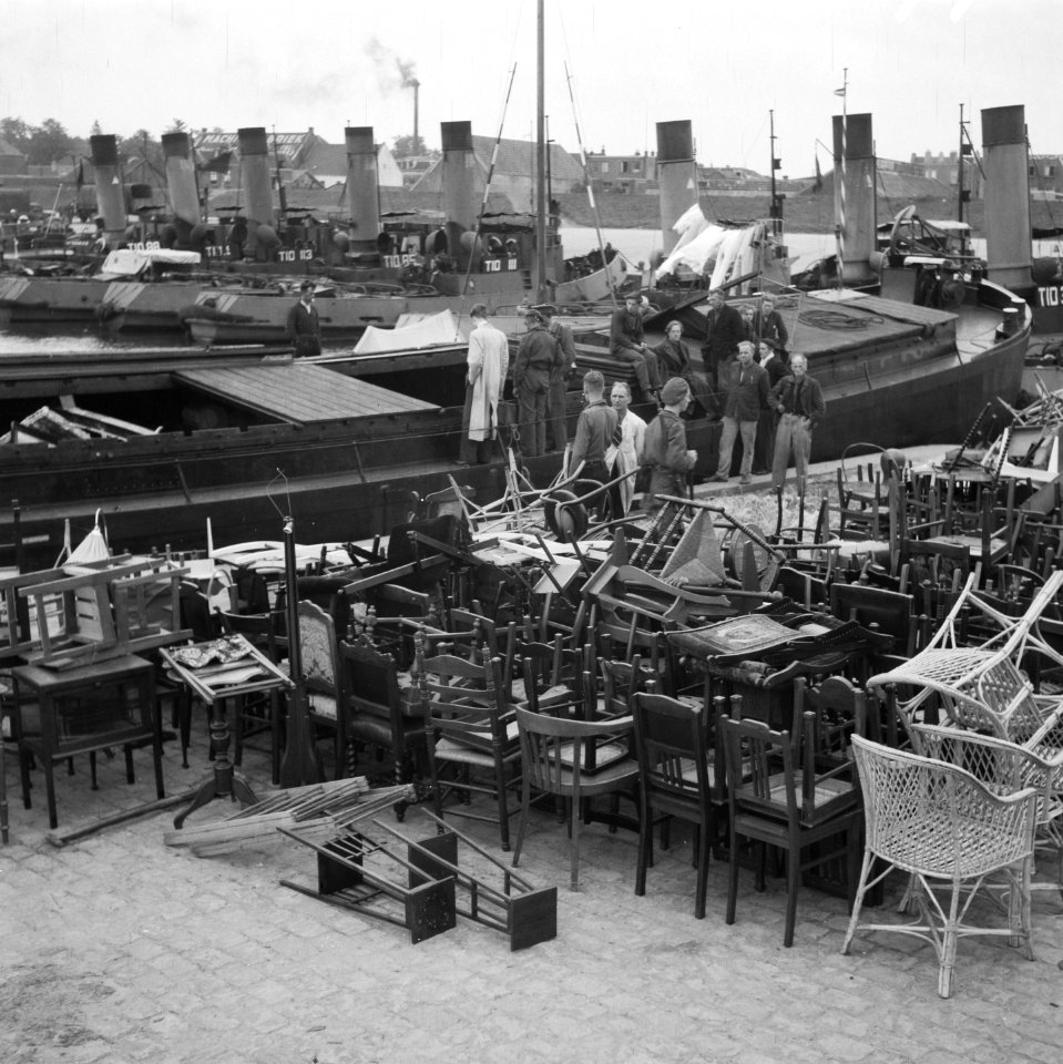 Huisraad en meubilair op de kade van een binnenhaven, Bestanddeelnr 900-6770