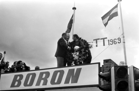 Huldiging van Barry Smith, de winnaar van de 50cc en Jan de Vries, de beste Nede, Bestanddeelnr 922-5817