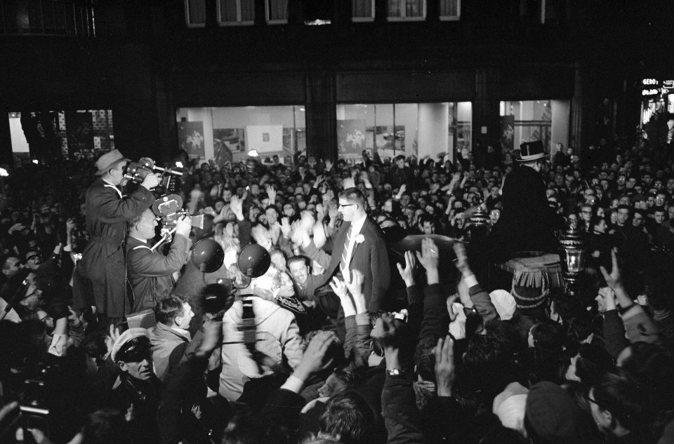 Huldiging van Anton Geesink op stadhuis van Utrecht Drukte voor stadhuis, Bestanddeelnr 913-2540