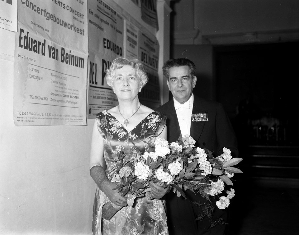 Huldiging Van Beinum onder andere aanbieding borstbeeld, Bestanddeelnr 908-1816