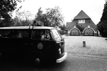 Huis van oorlogsmisdadiger Pieter Menten in Blaricum met ervoor een politie auto, Bestanddeelnr 930-2793