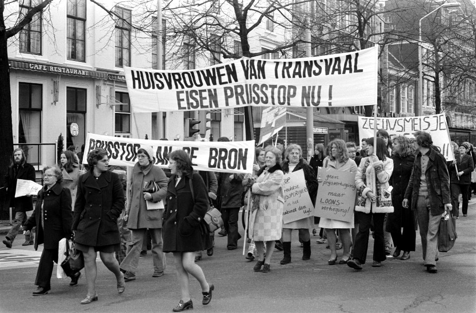 Huisvrouwen, spandoeken, demonstraties, Bestanddeelnr 926-9631