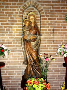 Huissen (Lingewaard) RK kerk Mariabeeld in zijportaal