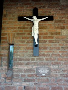 Huissen-Zand (Lingewaard) kruisbeeld tegen kerkgevel