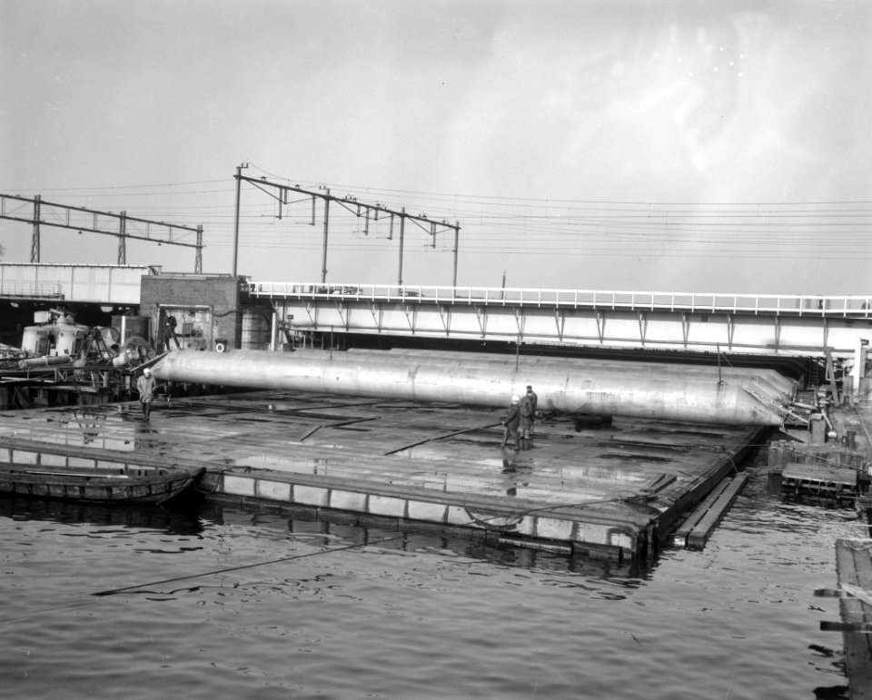 IJtunnelsegment versleept van Houthaven naar zijn plaats het Oosterdok, Bestanddeelnr 917-1917