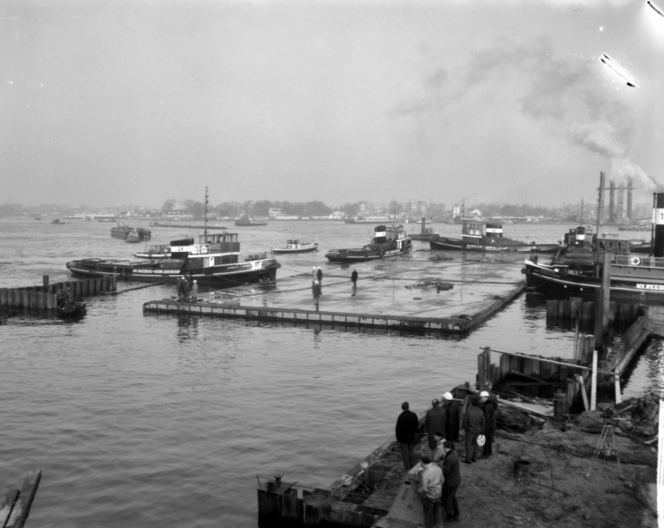 IJtunnelsegment versleept van Houthaven naar zijn plaats het Oosterdok, Bestanddeelnr 917-1913