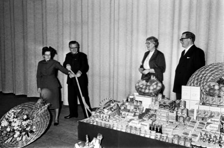 Huishoudbeurs in de RAI geopend door mw prof. C. W. Visser (hoogleraar Huishoudk, Bestanddeelnr 917-6037