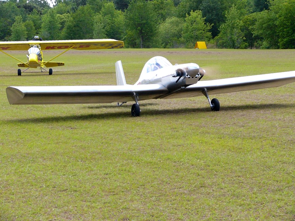 Hummelbird Ultra Cruiser taxiing