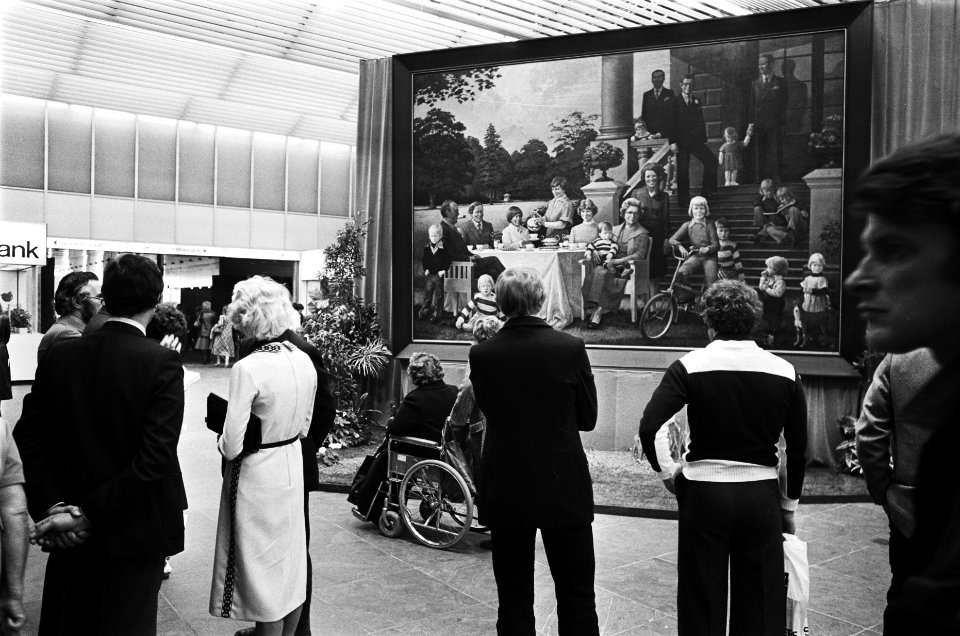 Huishoudbeurs in RAI Amsterdam schilderij van Koninklijke familie op Huishoudbe, Bestanddeelnr 929-6618